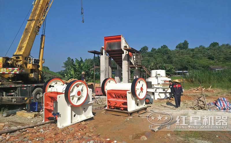 小型顎式破碎機(jī)現(xiàn)場 小型顎式破碎機(jī)現(xiàn)場